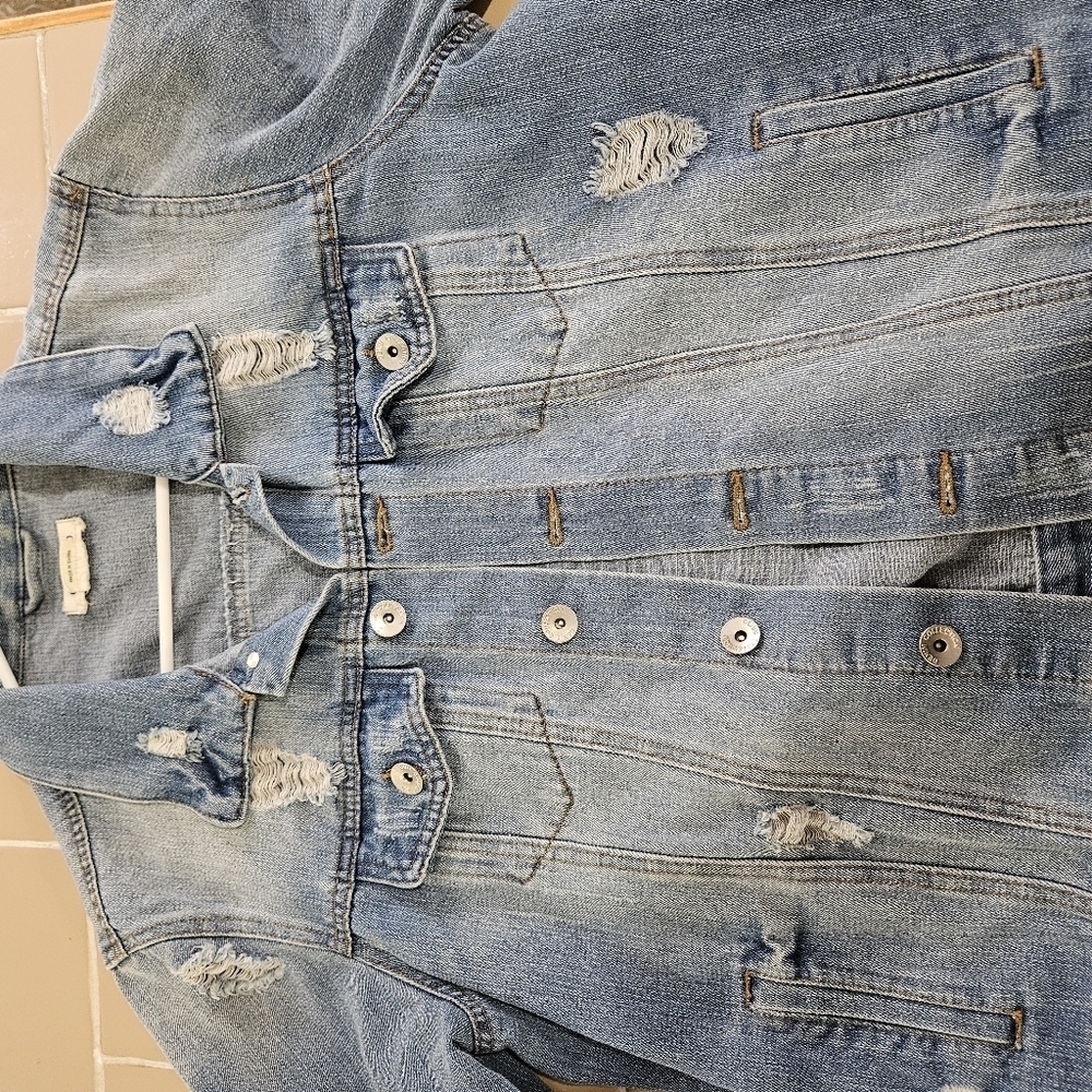 Women's Distressed Jean Jacket. Medium Wash. Size M. - Picture 4 of 9